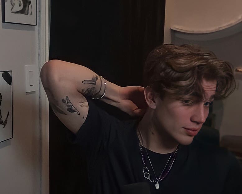 elskerrpg_'s tweet photo. ¹       𝐧𝐞𝐰 𝐮𝐬𝐞𝐫 
         @/vinniehacker | ig
                       ⤶
                asher casey sinis ; 22

ᦈ pan | he/they
ᦈ 17.11.00; ♏︎
ᦈ grec
ᦈ smells like teen spirit by nirvana
ᦈ le château ambulant
ᦈ âme sœur/coup d'un soir/amitié 
⠀⠀
⠀⠀@ASHESKC0RE_ https://t.co/kfFUqeOEAt