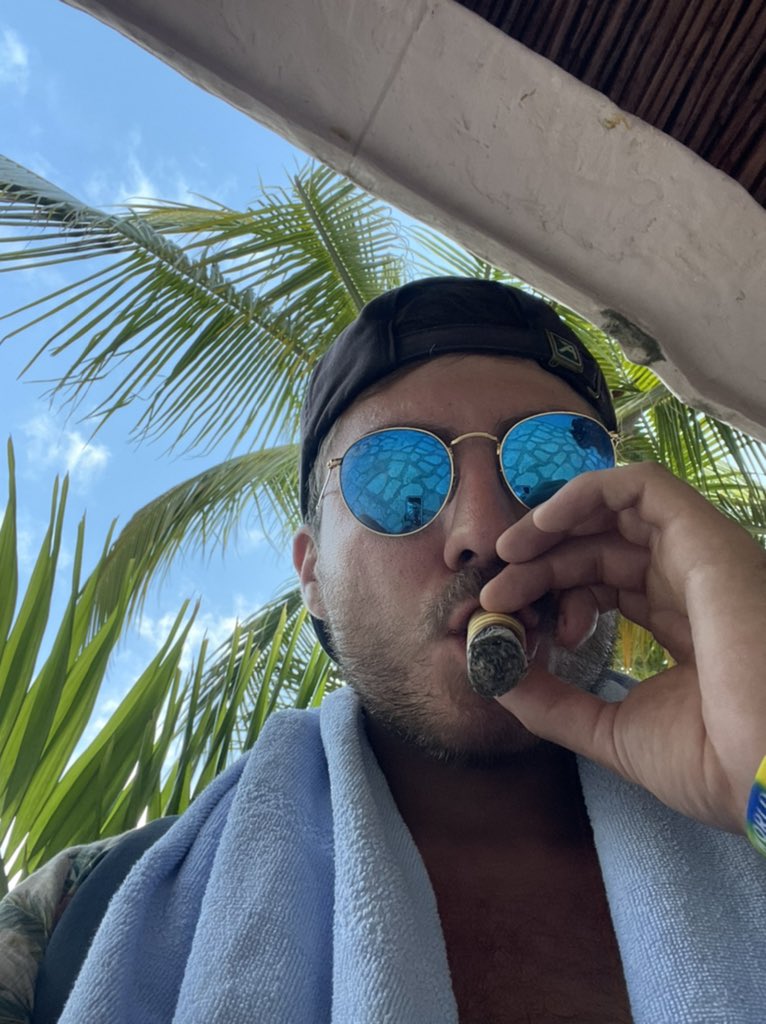 SavageDime's tweet photo. fattie in Mexico https://t.co/BcIi5SVvVI