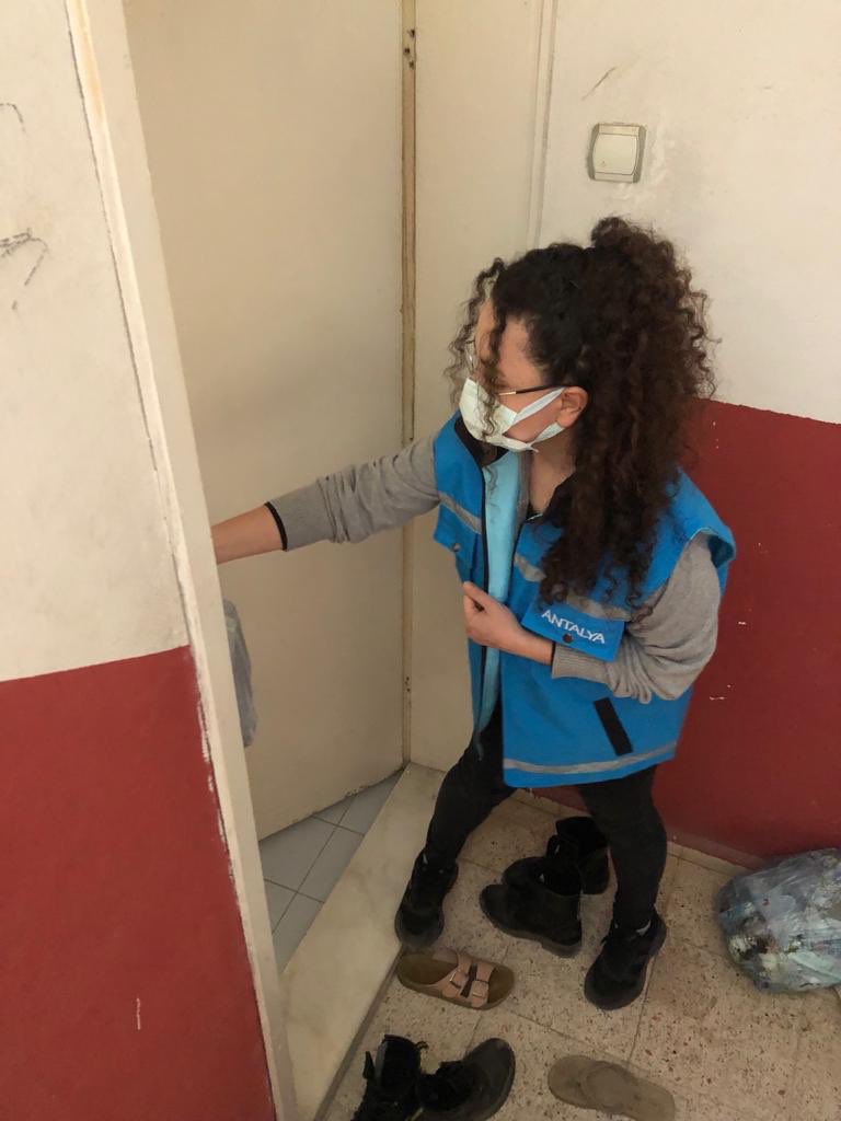 Kumluca Öğrenci Yurdumuzun gönüllü öğrencileri komşularıyla, iftar yemeğini paylaşmaya devam ediyor.