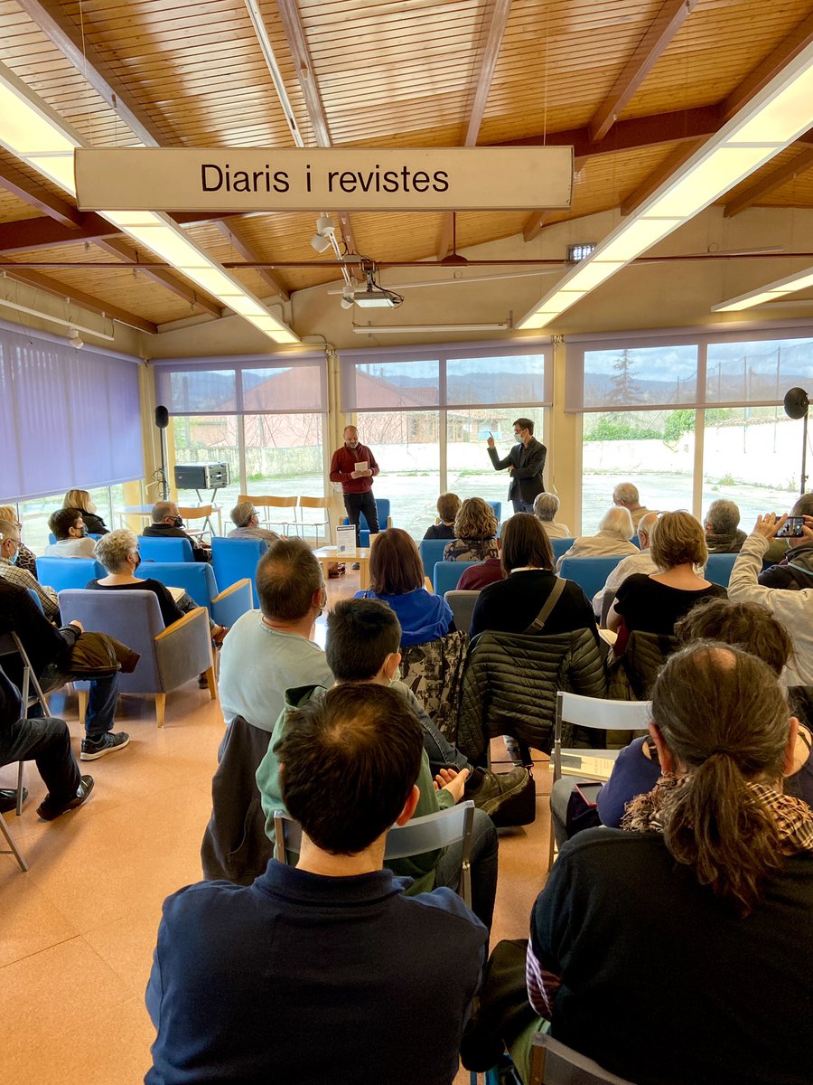 Irg389's tweet photo. 🪣L’alternativa #Matxos d’avui a #torelló ha valgut molt la pena. Un plaer i un gust escoltar en @Gelopezfageda presentant el seu llibre al costat d’en Xevi Capsevila
🪣Ara, agafem la galleda i salvem la llengua catalana🪣 @settorello @el9nou @radioonatorello @osona @mes_llibres https://t.co/gGqz2zUUBg