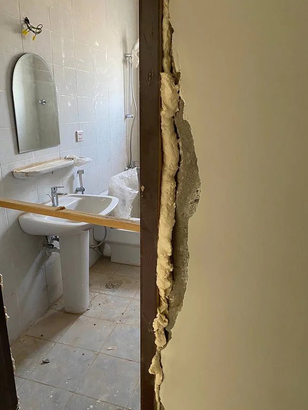 sabqorg's tweet photo. مُلاك "بوابة الشرق" يناشدون "الحقيل":  نعيش في فلل بلا ماء ولا كهرباء والخدمات لم تغادر"الورق".

https://t.co/rng8omzZ4p https://t.co/ZBrA8avoel