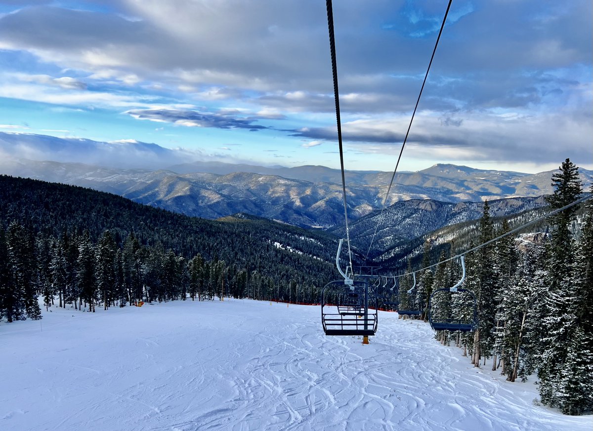 echomtnco's tweet photo. Only one week left of these views! 

The weather is looking great for our final week of the season so come enjoy the mountain with warm weather and no crowds! https://t.co/MUtPlaFzf8
