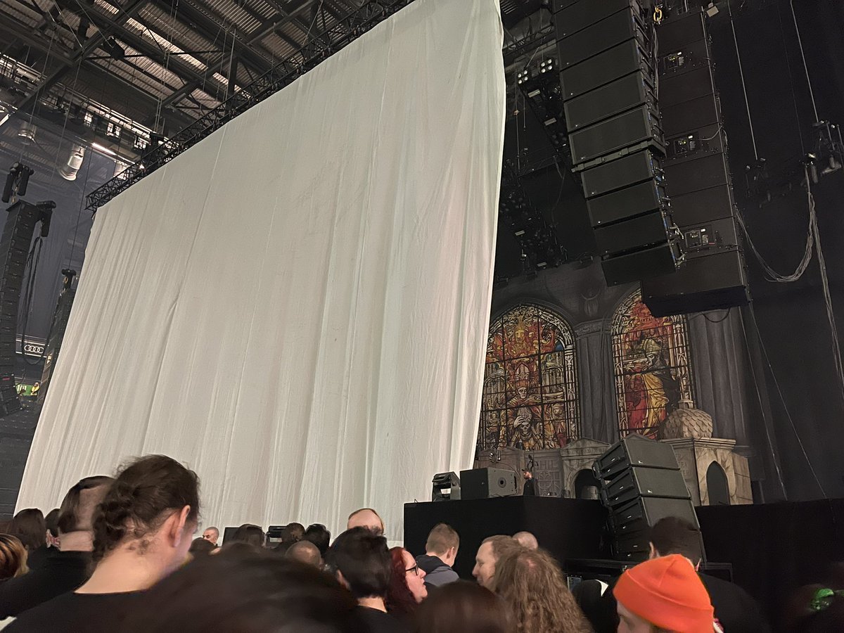 replicant2019's tweet photo. Waiting for @thebandGHOST https://t.co/OYuYsswChy