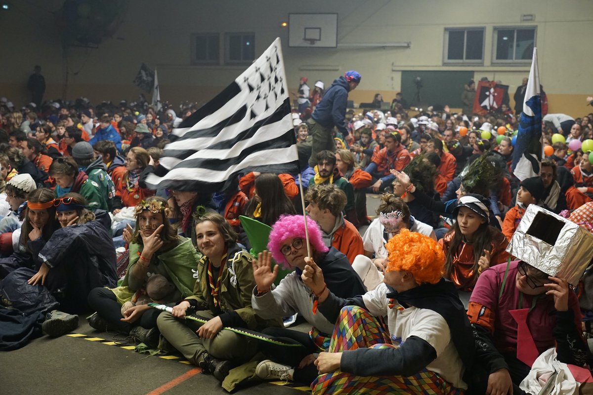 piathlon's tweet photo. Les Pioka breton réunis pour une veillée de folie !😃 https://t.co/AhW29WBJxp