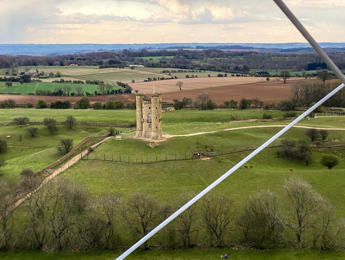 Broadway Tower in the beloved #Cotswolds 💛 #aviation