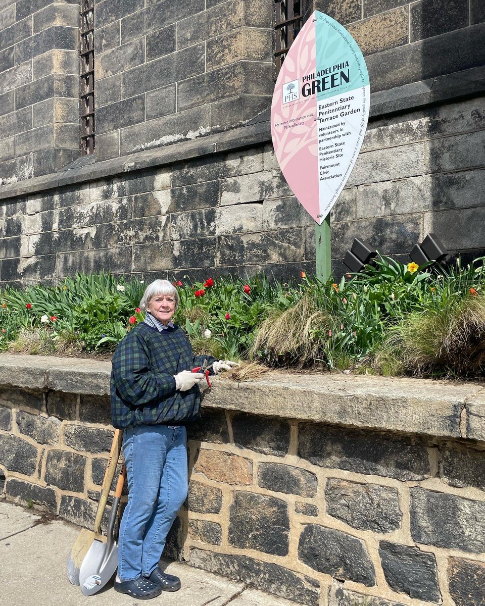 easternstate's tweet photo. Another sign of spring at Eastern State… our friends from the neighborhood and @PHSgardening adding some color to the scenery in front of Eastern State along Fairmount Avenue. Be sure to take some time to smell the flowers on your next visit.
#springinphilly #springflowers https://t.co/2C4rqS3xtX