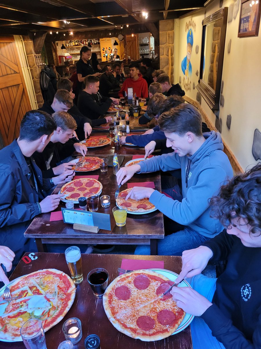 Na een mooie 8-1 overwinning gezellig even een pizza eten met de boys van @VoorwaartsJO17