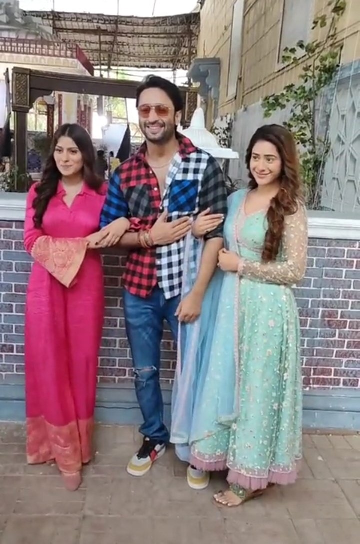 SoniaChopraSC1's tweet photo. Amazing @Shaheer_S
Like every time your hand is going on the heart❤but by the way it stopped,because the heart is❤life has become🤗🤗
EK DIL AUR JAAN DO
BADI BEINSAAFI H YE
Now what our Kanha will do🥺tell me please🙏🤔
#ShaheerSheikh #Hiba Nawab #Woh Toh Hai Albela #Chrisa https://t.co/s4v1z2fGyP