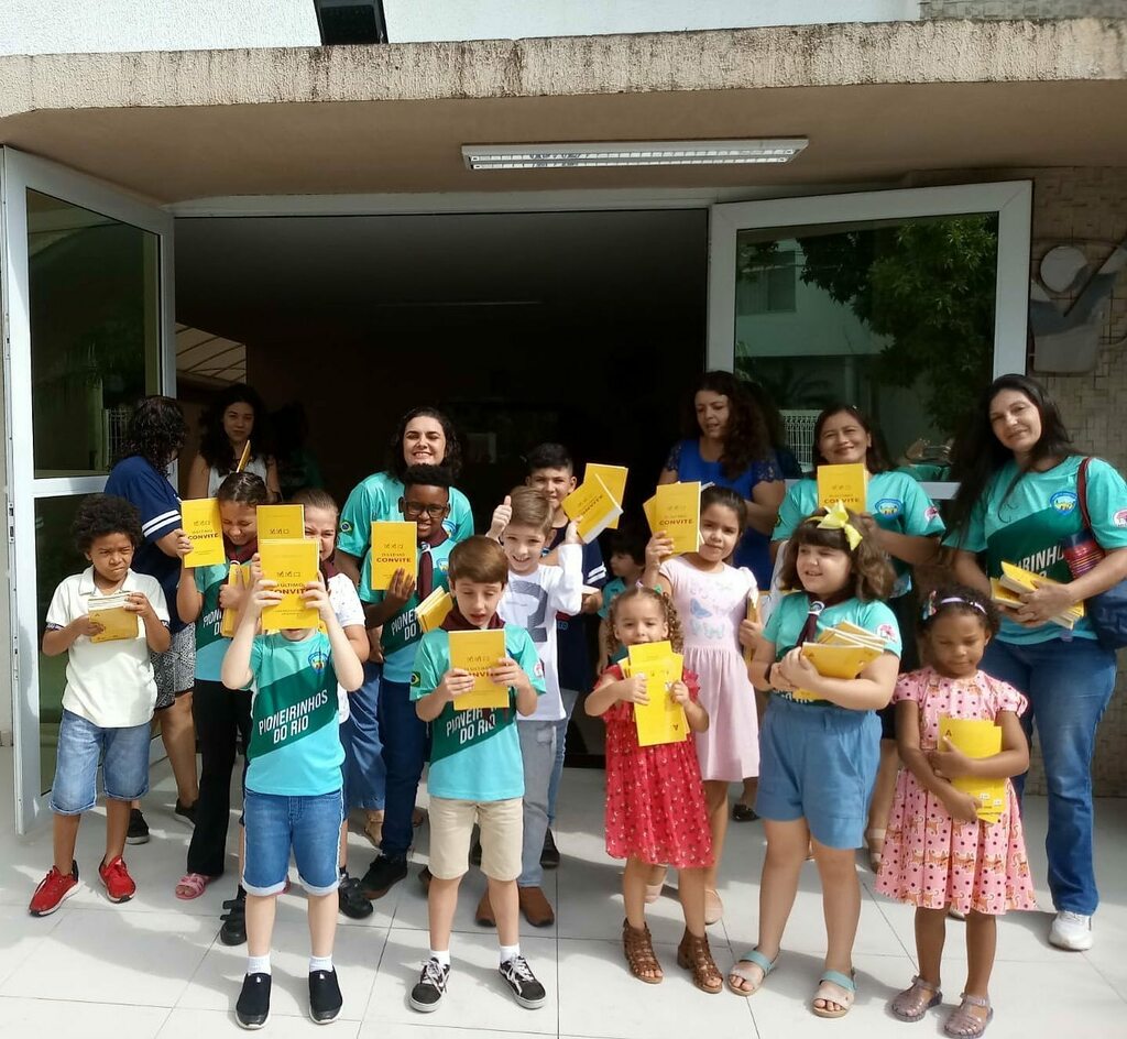 Espaco_NT's tweet photo. Hoje foi dia de levar de presente o livro O Último Convite para nossa vizinhança e entregar esse presente, convidando todos para participar com a gente da Semana Santa de 10 a 15/04 às 20h aqui no ENT #impactoesperança #impactoesperança2022 #oultimoconvi… https://t.co/DLmNR6DJwx https://t.co/uWQRLVCcuE