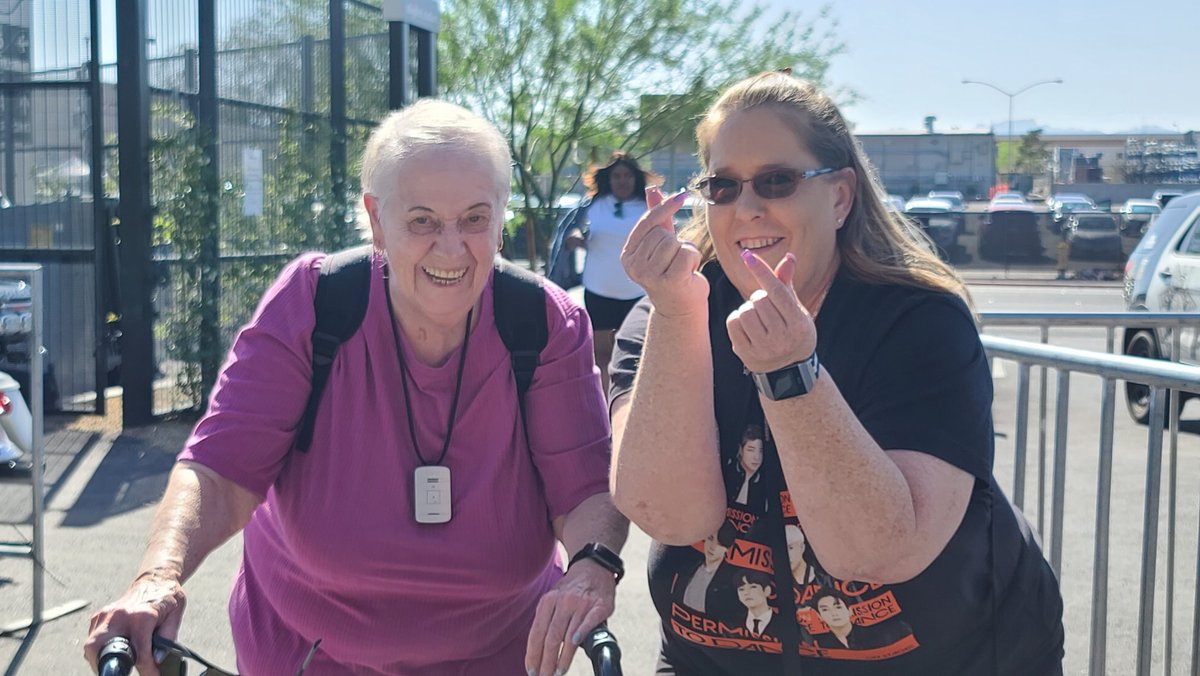 kvibe_yonhap's tweet photo. 79 years old army!!!Amazing fandom #BTSCONCERT #BTS_THE_CITY_LasVegas #PTD_ON_STAGE_LV #ptd_kodyssey https://t.co/IXxSZ8aem5
