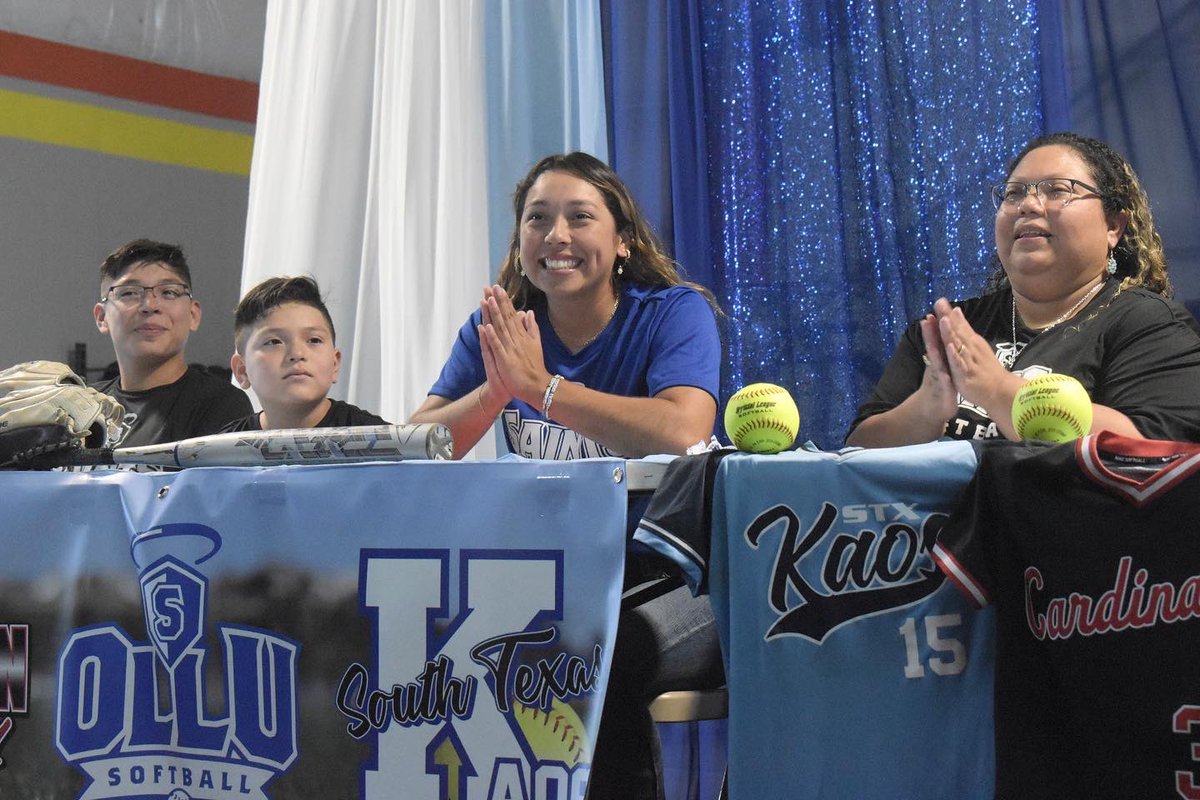 Riosportslive's tweet photo. .@hhs_ladycardsS senior @EmiliaSalinas03 signed her LOI to play softball at Our Lady of the Lake. #RSLSoftball https://t.co/ZsMTRIo9DX