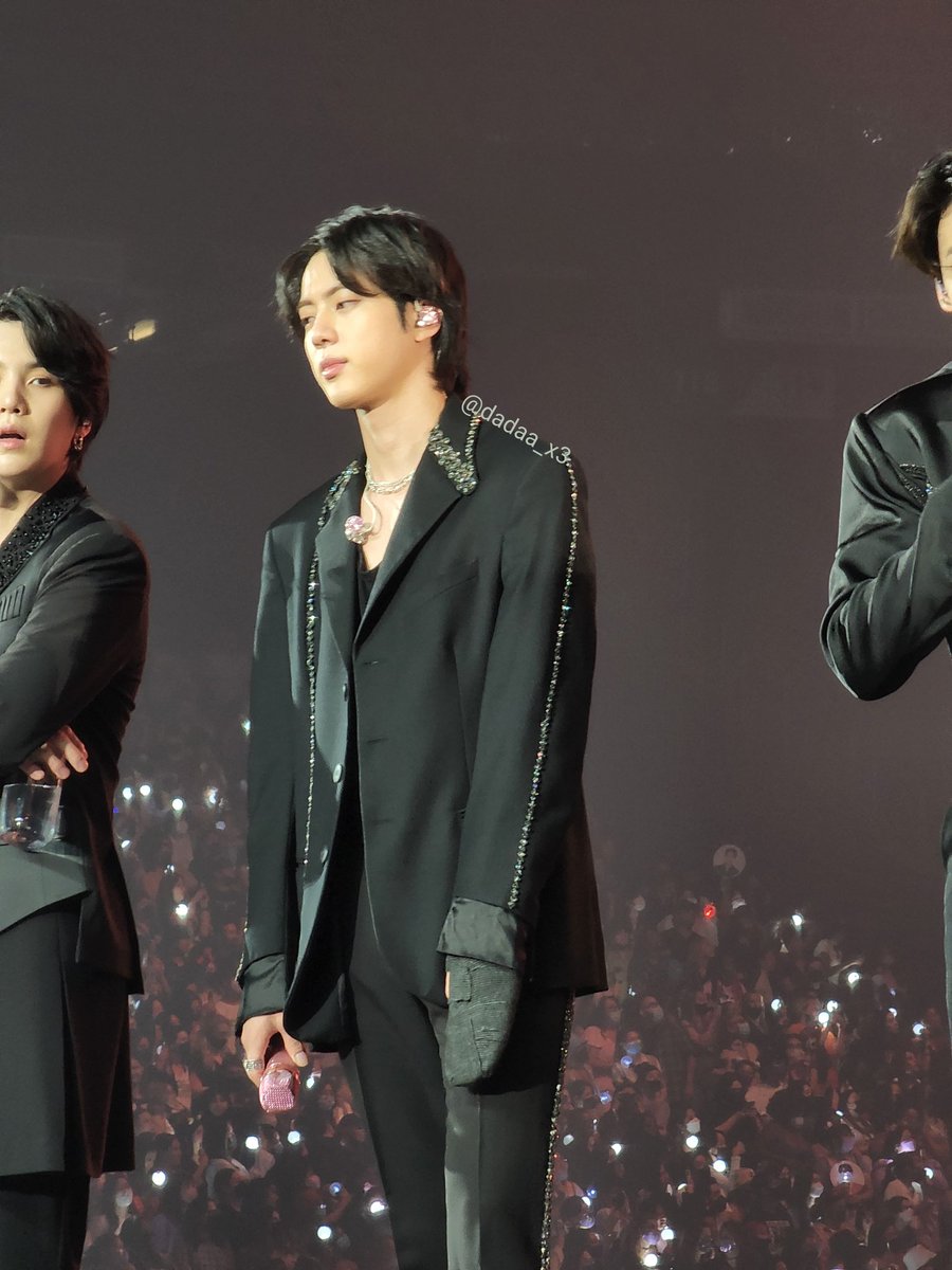 dadaa_x3's tweet photo. Jin is so damn breathtaking... https://t.co/UEA7NncV1p