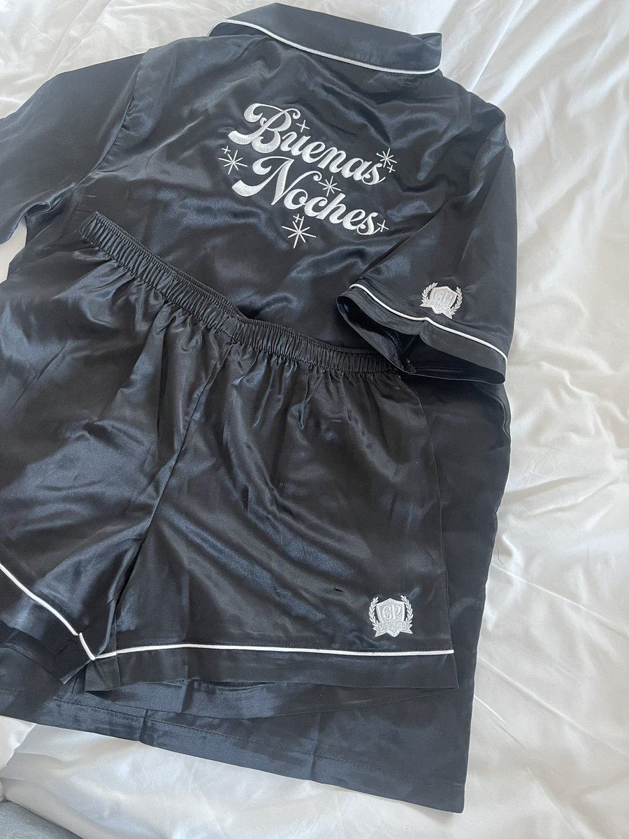 YungMiami305's tweet photo. Pink or black? https://t.co/kbMQbfYkpN