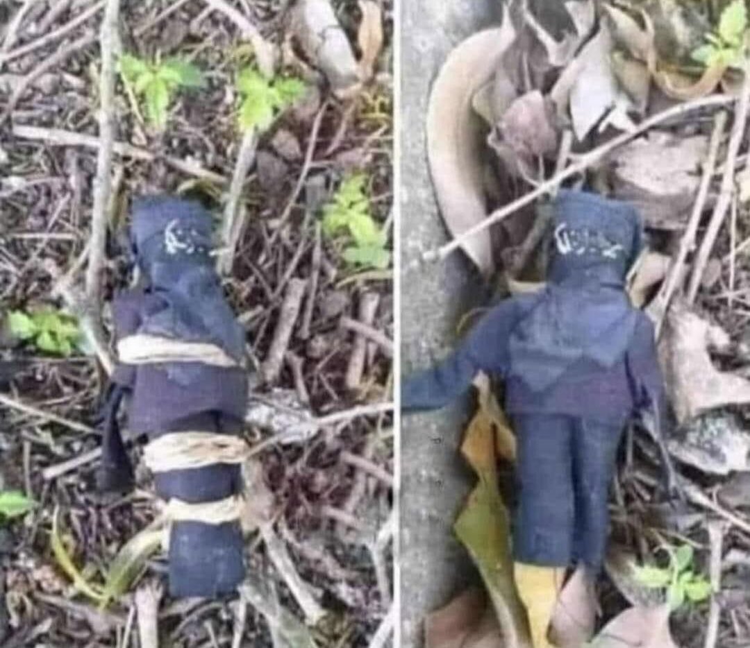 eduargirardi's tweet photo. Hoy salí a trotar al parqué y me encontré este muñeco atado y con una nota que decía “Carlos te ato a mi por el resto de tu vida” 
Ni idea quien sea Carlos, pero te desate brother, hoy por ti, mañana por mi! https://t.co/aTObfkkYfV