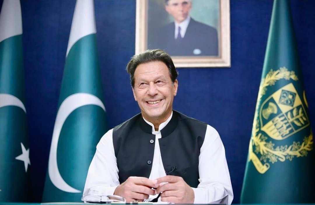 momosheikh092's tweet photo. Today is a very dark day for Pakistan. We as a nation have lost our most valuable asset. I salute the courage of Imran khan where he fought til his last breathe. He is an example of a true champion and leader. Well played, Captain. 👏🏼
#BehindYouSkipper 
What A Man ❤️ https://t.co/3aa4SSSHkv