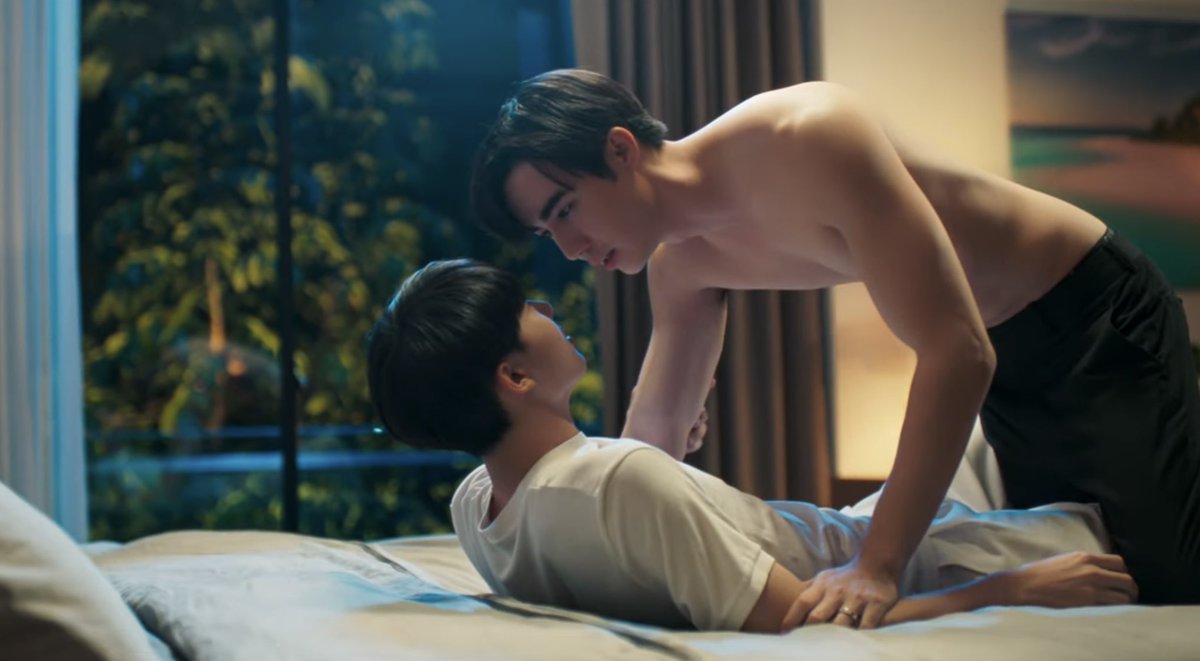 callmemintthx's tweet photo. ไม่เคยดูฉากเลิฟซีนของซีรีย์วายที่ละมุนและโรแมนติกขนาดนี้มาก่อนเลย ทั้งมูฟเม้นการจูบ แสงสี มุมกล้องแล้วก็เพลงประกอบ พอมารวมกันแล้วกลายเป็นงานศิลปะชิ้นเอกไปเลยอะ แล้วพี่ซีกับน้องนุนิวคือเล่นดีมากและสามารถสื่อถึงการเมคเลิฟของคนที่รักกันจิงๆออกมาได้สวยมาก ชอบบบㅠㅡㅠ #CutiePieEP8 https://t.co/v6CZekMYBD
