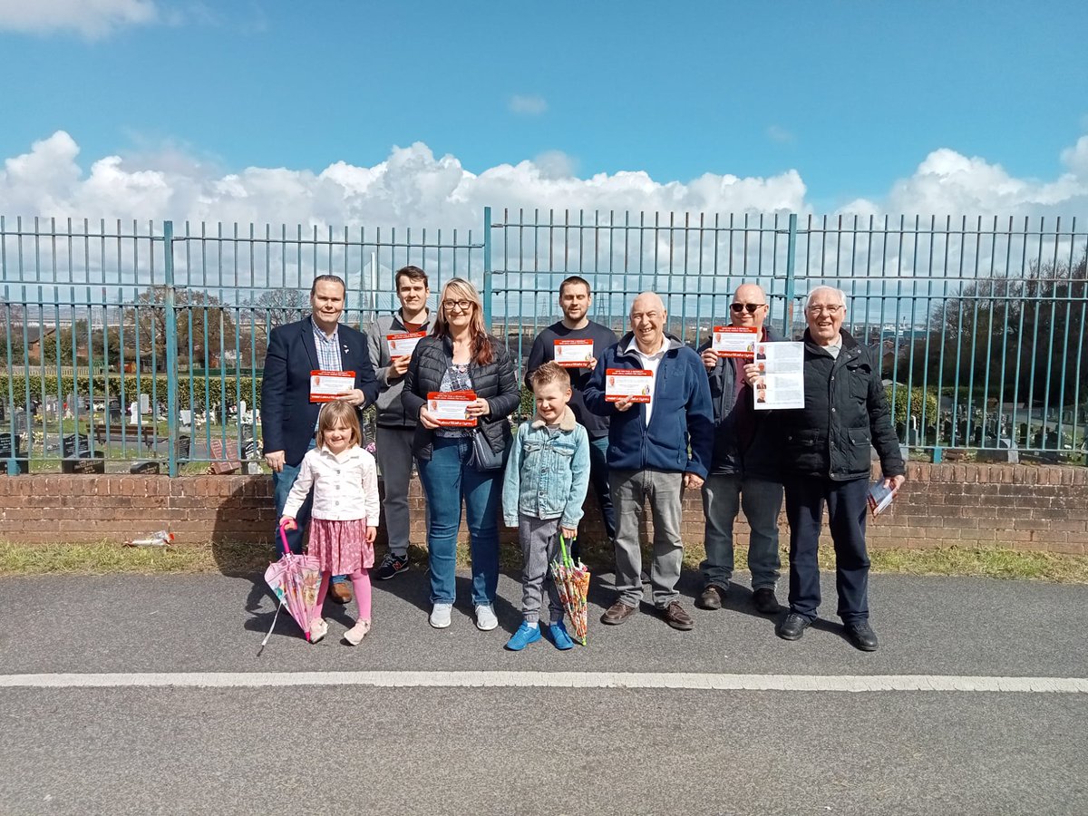 SuttonPostle's tweet photo. Out delivering leaflets #cqlabour with @RyanOG @futiabev @Paul4Golftyn https://t.co/DEGFDsP7e0