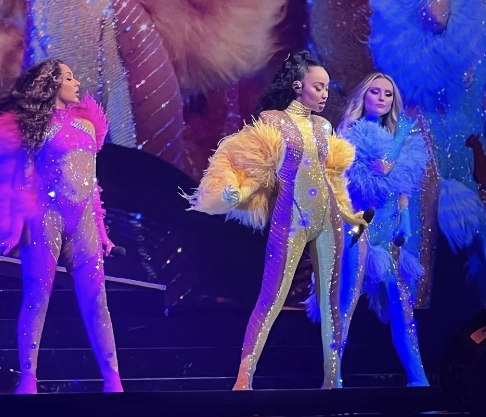 sweetmixerland's tweet photo. Qu'elles continuent à être belles comme ça et bientôt faudra me réanimer 
#ConfettiTourBelfast https://t.co/66ob0jrwNi