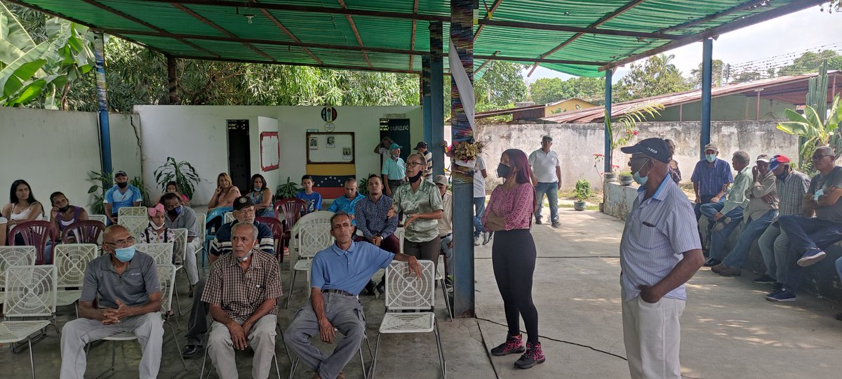engelbertrivero's tweet photo. #Junto al buro de asuntos municipales Carabobo. De frente exigiendo primarias para elegir el candidato presidencial opositor
Q los venezolanos decidan!
#ElecciónSi
#SelecciónNo
#SiHayFuturo https://t.co/c9FaQHSIlH