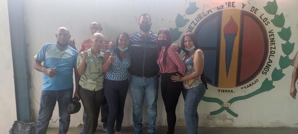engelbertrivero's tweet photo. #Junto al buro de asuntos municipales Carabobo. De frente exigiendo primarias para elegir el candidato presidencial opositor
Q los venezolanos decidan!
#ElecciónSi
#SelecciónNo
#SiHayFuturo https://t.co/c9FaQHSIlH