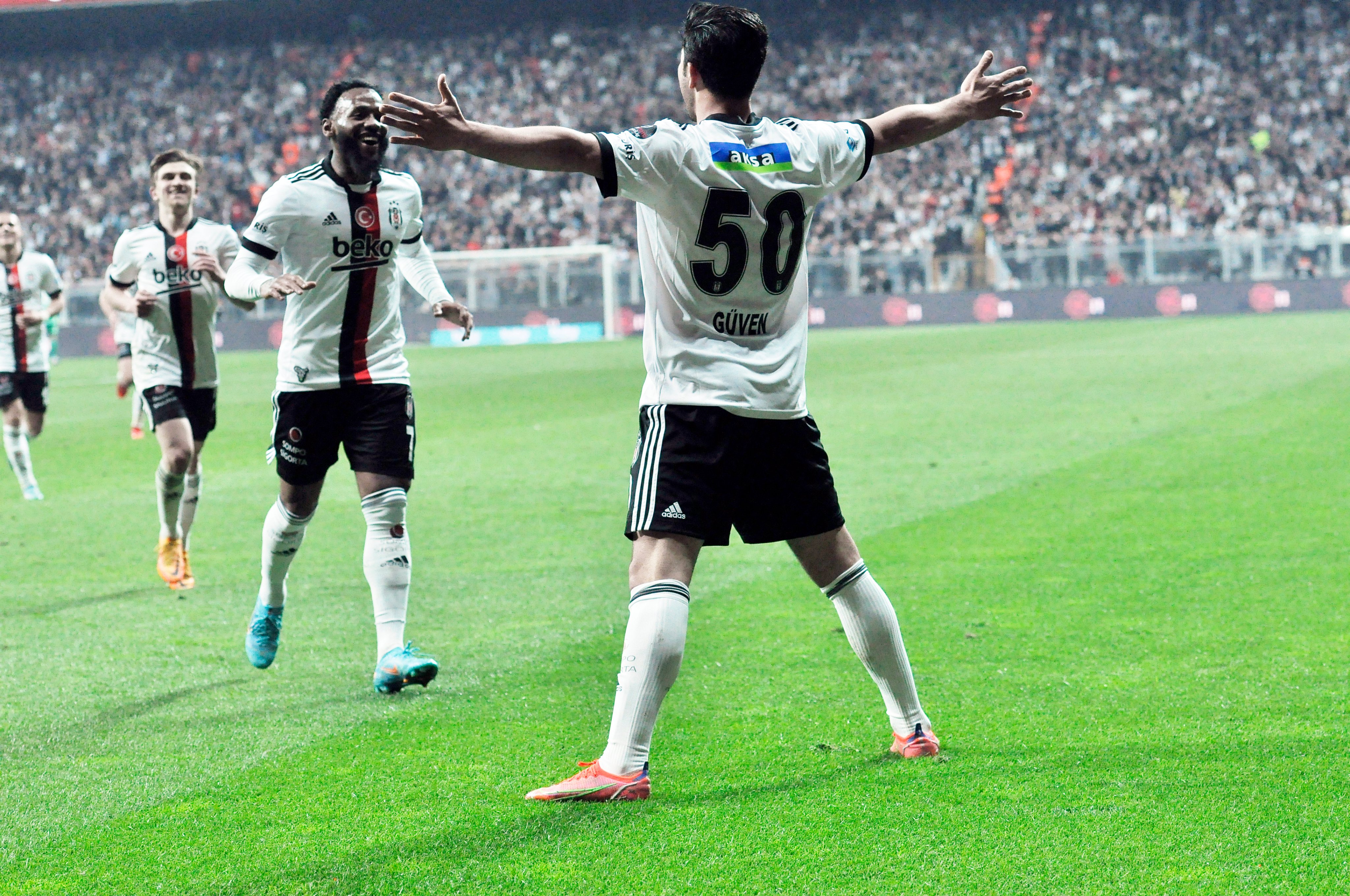 Beşiktaş-Alanyaspor maçında Güven Yalçın'ın gol sevinci