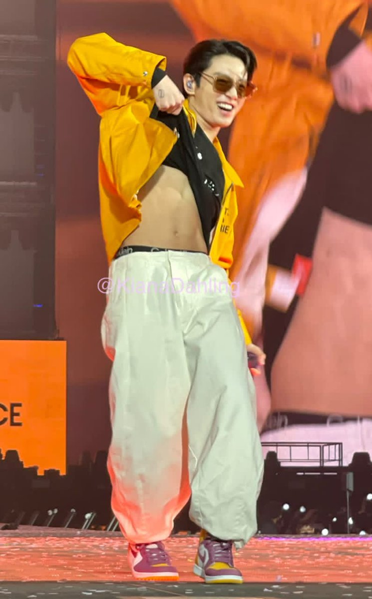 zerifa_wahid's tweet photo. We wanna focus on 👀🤍💜
#BTS_THE_CITY_LasVegas https://t.co/QSGJXFlQJq