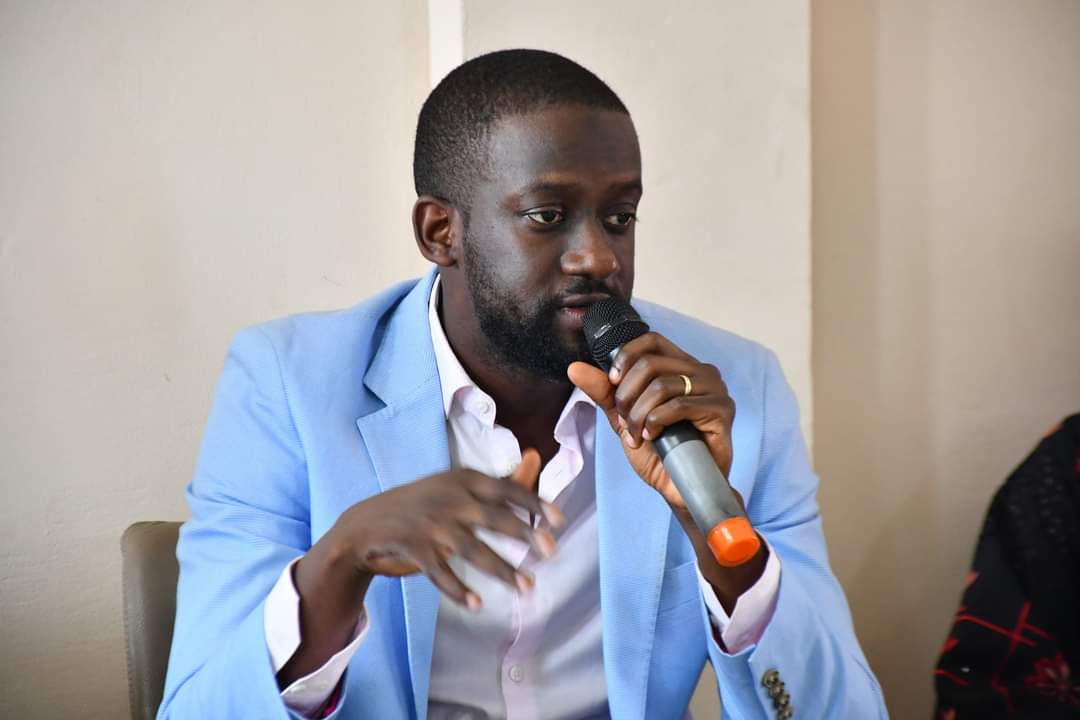 asadio14's tweet photo. Ce matin, j'ai pris tout le plaisir à modérer la cérémonie <<Expo photos #Idimi &amp; conférence débat>>, organisée par @ablogui en partenariat avec l'Ambassade de France en 🇬🇳 et l'Univ  Mercure  International. D'excellents moments passés avec l'auteur-écrivain Mambi Magassouba. https://t.co/AtqiWoez83