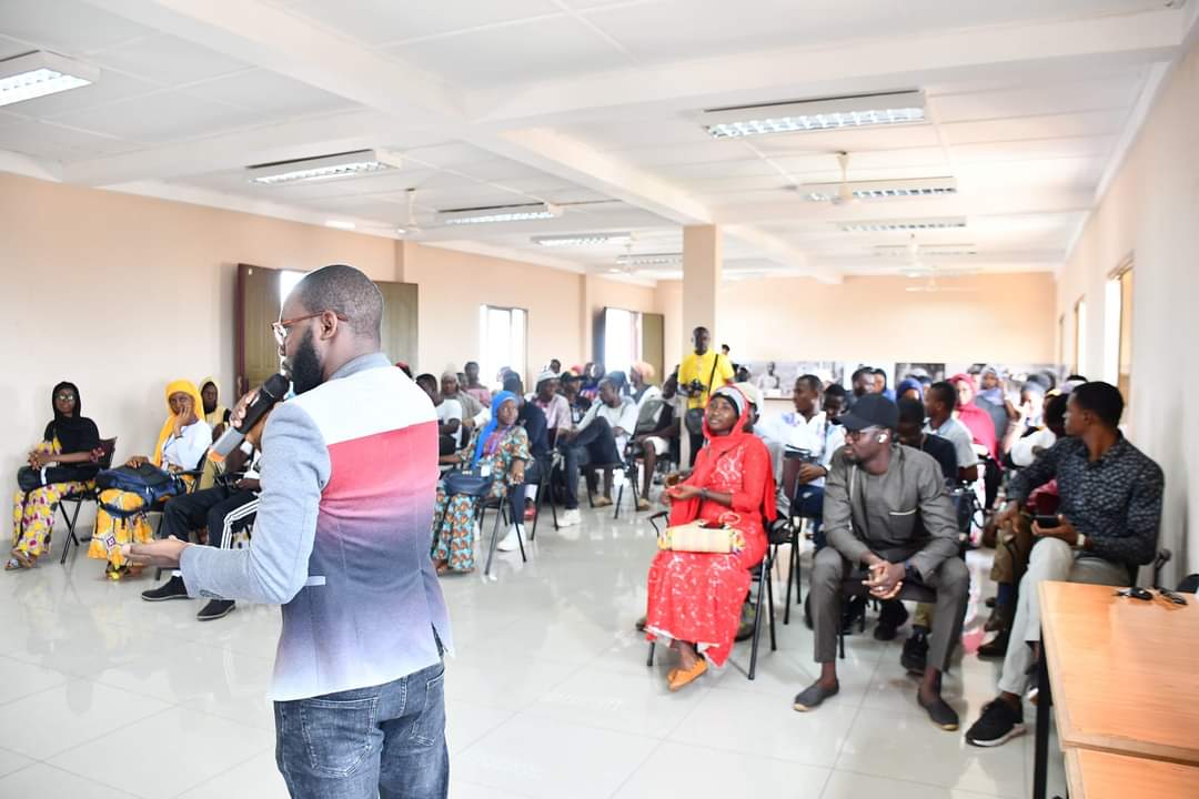 asadio14's tweet photo. Ce matin, j'ai pris tout le plaisir à modérer la cérémonie <<Expo photos #Idimi &amp; conférence débat>>, organisée par @ablogui en partenariat avec l'Ambassade de France en 🇬🇳 et l'Univ  Mercure  International. D'excellents moments passés avec l'auteur-écrivain Mambi Magassouba. https://t.co/AtqiWoez83