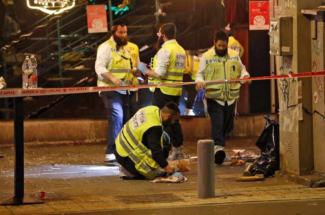 Torah_Box's tweet photo. Souvenez-vous de cette photo... quand vous entendrez les mauvaises langues parler en mal des 'Harédim, les juifs orthodoxes.  C'est bien eux qui ramassent chaque goutte de sang et de corps après chaque attentat, afin de respecter chaque être humain d'après la Torah. https://t.co/WZGRdavcAZ