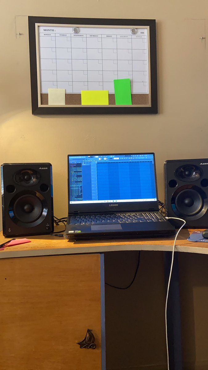 __hatguy__'s tweet photo. So happy to have my music set up back!! Soon as I have my QuickBooks certification I will be back to cooking up 🔥 #musicproducer #taxguy https://t.co/wQ7nMjZuqG
