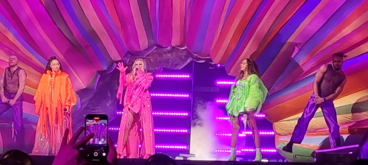 onlylittlemix4's tweet photo. HOLY SHIT https://t.co/r9bwrzcy9I