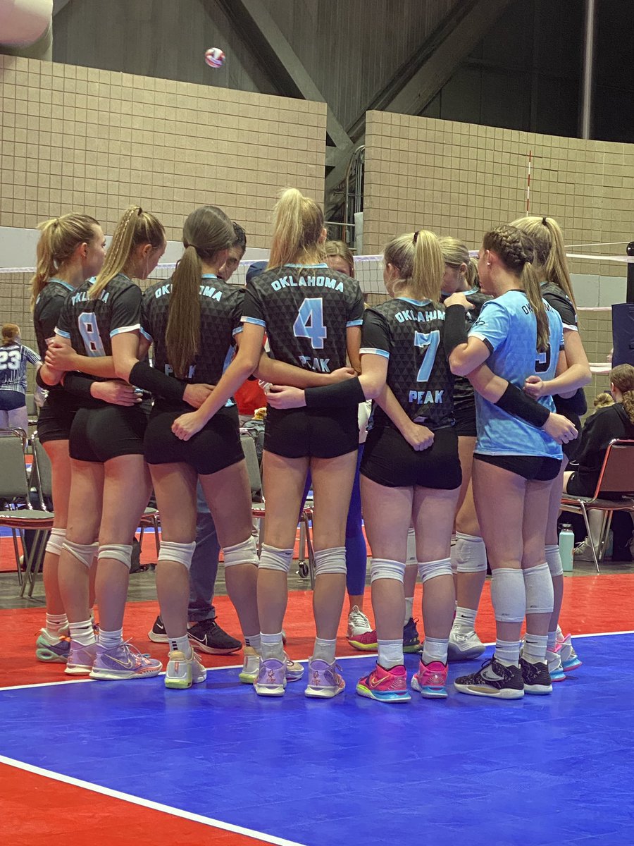emily_boyer_'s tweet photo. We went 3-0 on Day 1 at the ShowMe National Qualifier in KC! Love my OP2 team! @oklahomapeak #dopeakwork #17EP https://t.co/b75eu1wh5U