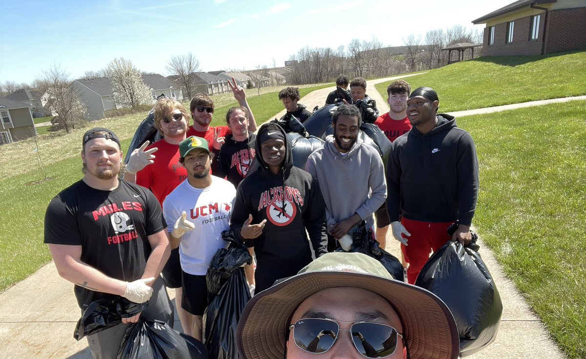Coach_Kim1's tweet photo. Beautiful day to give back to the community with team 7️⃣‼️#MuleBrothers #Selfless #Tough #Disciplined #Grit https://t.co/pWAVpCwf7n