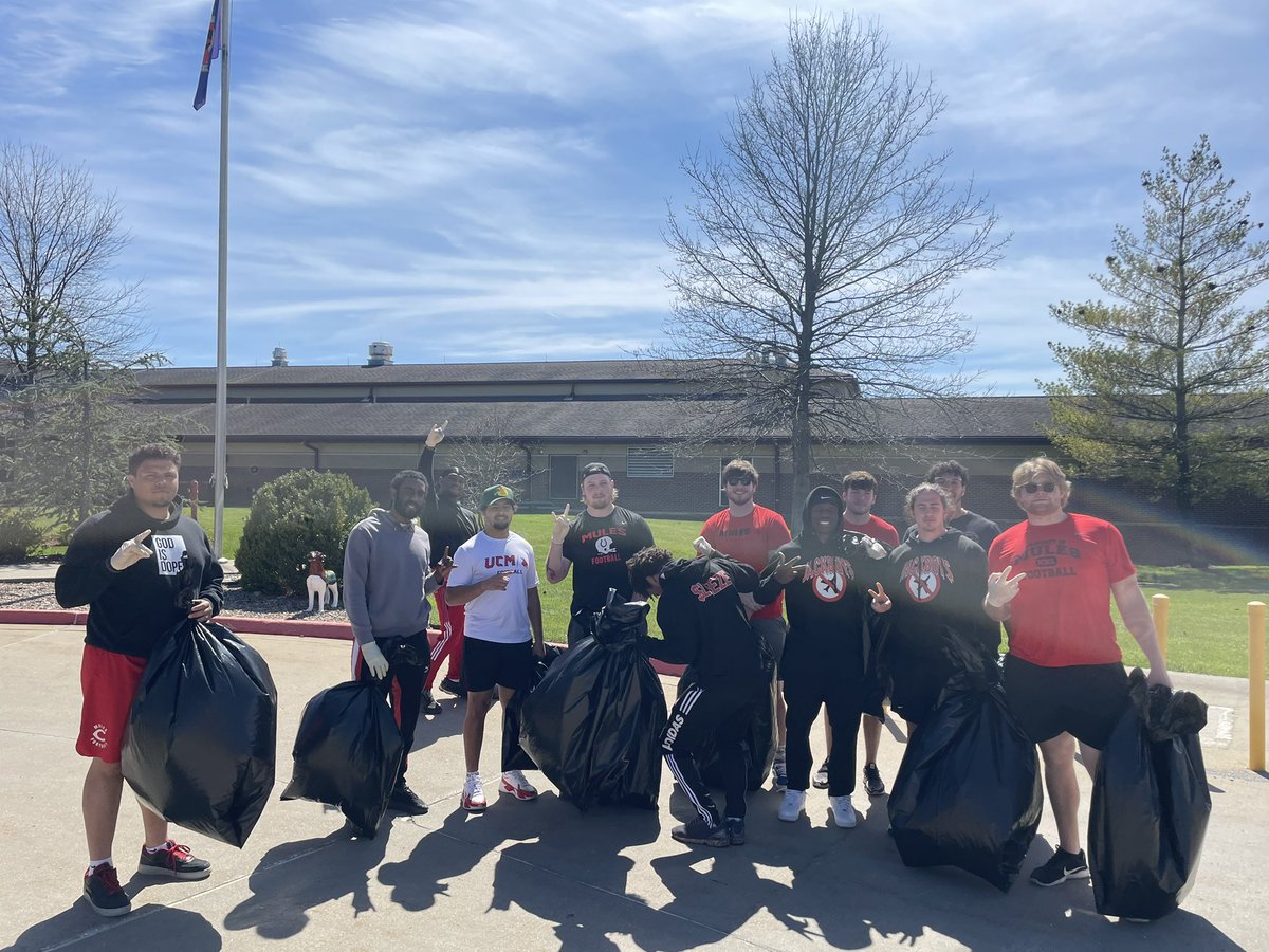 Coach_Kim1's tweet photo. Beautiful day to give back to the community with team 7️⃣‼️#MuleBrothers #Selfless #Tough #Disciplined #Grit https://t.co/pWAVpCwf7n