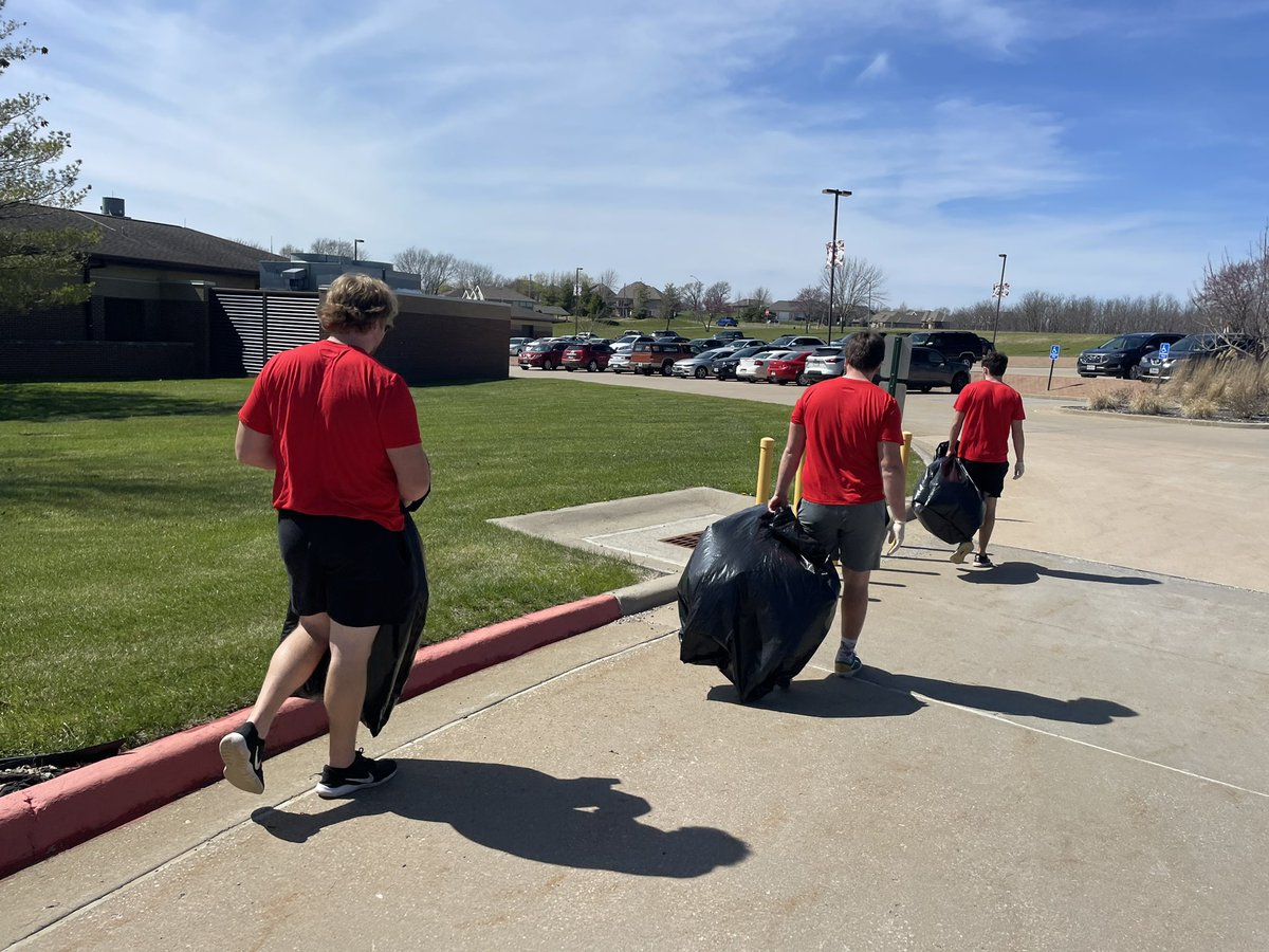 Coach_Kim1's tweet photo. Beautiful day to give back to the community with team 7️⃣‼️#MuleBrothers #Selfless #Tough #Disciplined #Grit https://t.co/pWAVpCwf7n