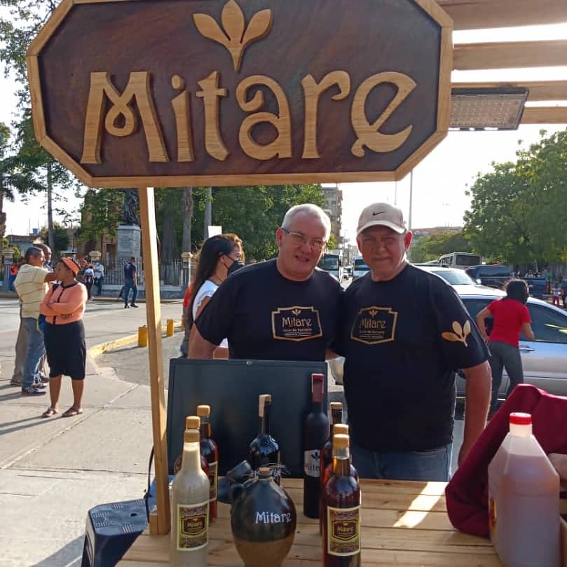 CordovaLuis28's tweet photo. Felicitaciones desde la Cámara de Turismo del Estado Anzoategui CATURANZ, a nuestro amigo el reconocido Chef Zoilo González, quien dió a conocer públicamente #MITARE un licor que está elaborando de sarrapia. Le deseamos #TotalExito
@36Noticiero https://t.co/luIuG7Msho