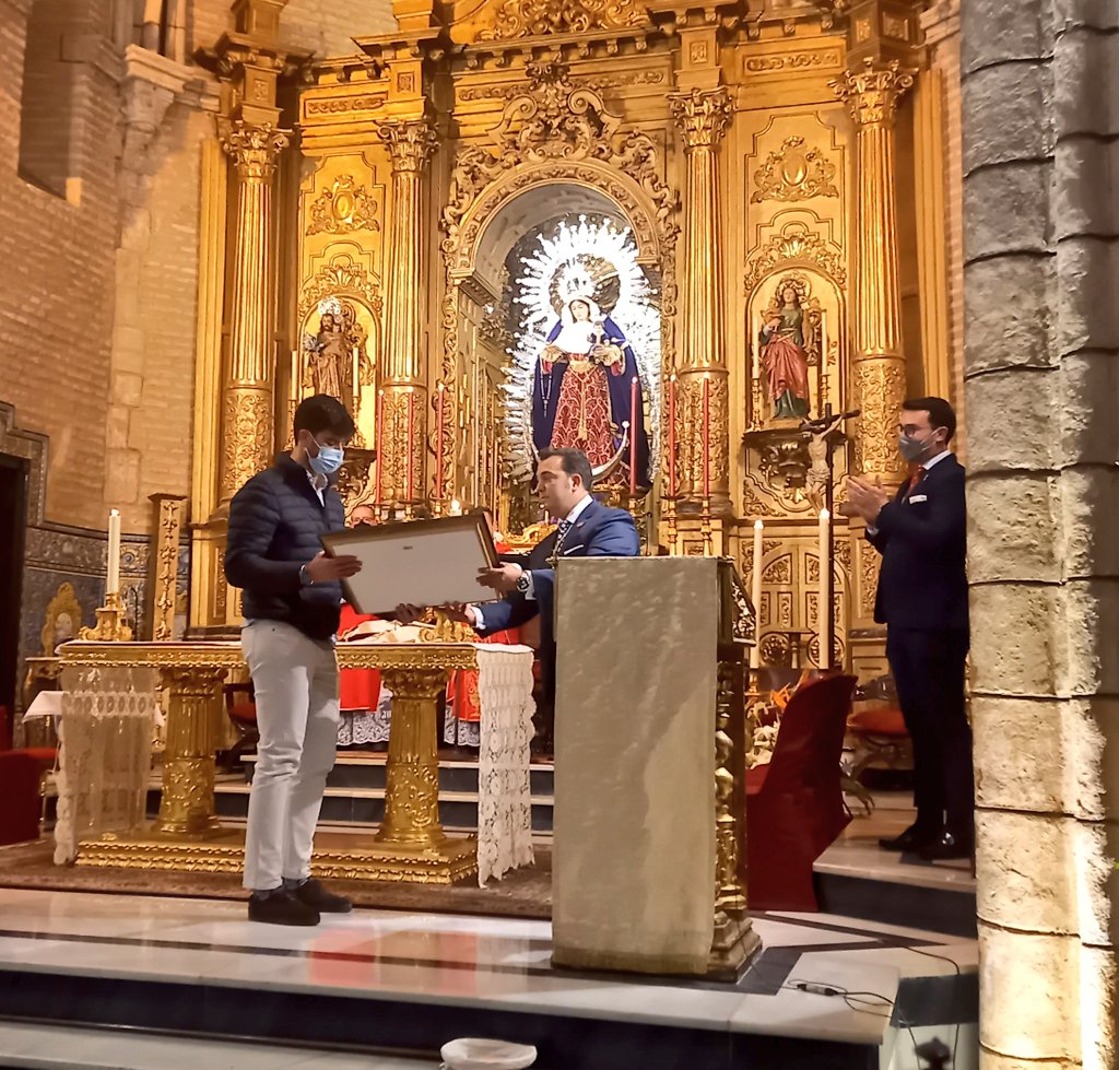 BorriquitaCoria's tweet photo. "Dejad que los niños se acerquen a mi"

Con incensario, naveta o cirial, o con la pértiga en la mano, siempre ponías las soluciones a los problemas. Gobiernas tu cuerpo de Acólitos al son de pértiga, creciste con el Cristo de la Salud, te mojaste, te quedaste encerrado, ... https://t.co/0UhGPEgEKZ