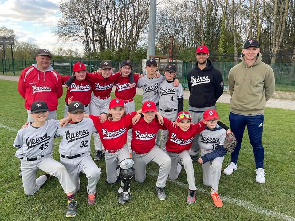 ViperesV's tweet photo. À noter la présence de quatre 12U dernière année, venu renforcer l'équipe et jouer leurs premiers matchs à l'échelon supérieur, ainsi que celle de Michael, notre nouvelle recrue venu donner quelques conseils à nos jeunes Vipères.
#JustBaseball https://t.co/M7wJBWFLoP