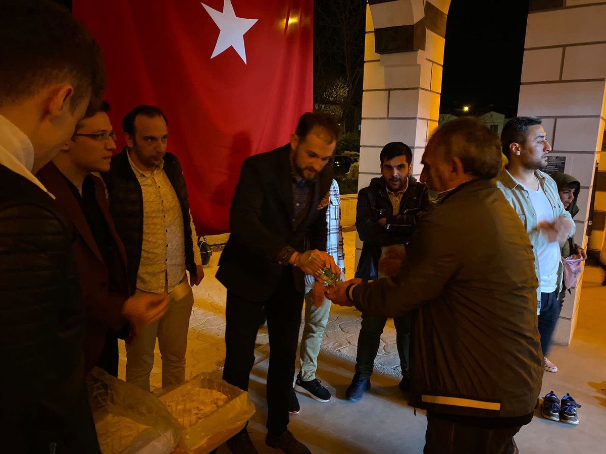 AKGencSakarya's tweet photo. #Ramazan ayının manevi güzelliğini birlik ve beraberlik havasını Serdivan’ da yaşamaya devam ediyoruz 😌

Genç arkadaşlarımızla Arabacı Alanı Mh Şehitler Camiinde teravih namazında buluştuk. Namaz çıkışı vatandaşlarımıza lokum ikramında bulunduk 🙂 https://t.co/kC7OgHoaa7