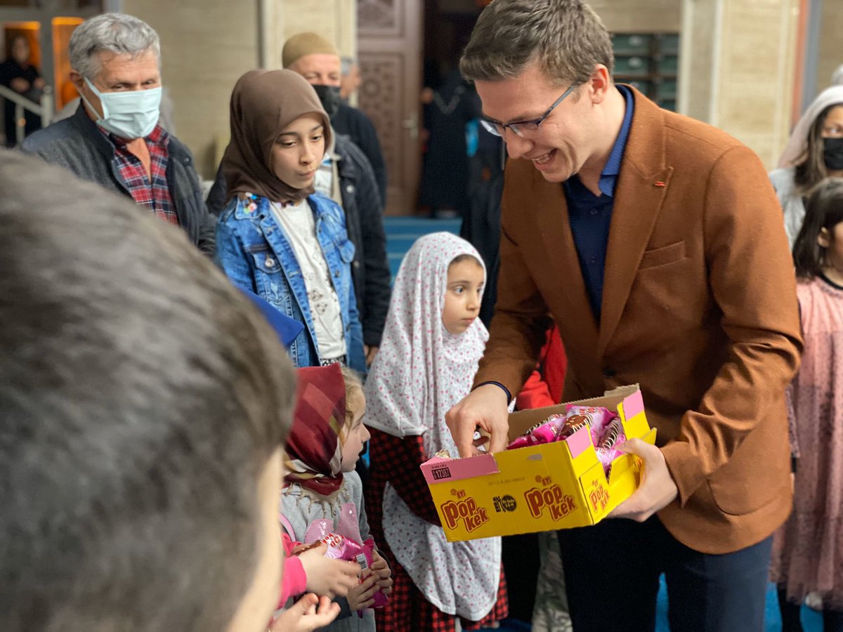 AKGencSakarya's tweet photo. #Ramazan ayının manevi güzelliğini birlik ve beraberlik havasını Serdivan’ da yaşamaya devam ediyoruz 😌

Genç arkadaşlarımızla Arabacı Alanı Mh Şehitler Camiinde teravih namazında buluştuk. Namaz çıkışı vatandaşlarımıza lokum ikramında bulunduk 🙂 https://t.co/kC7OgHoaa7
