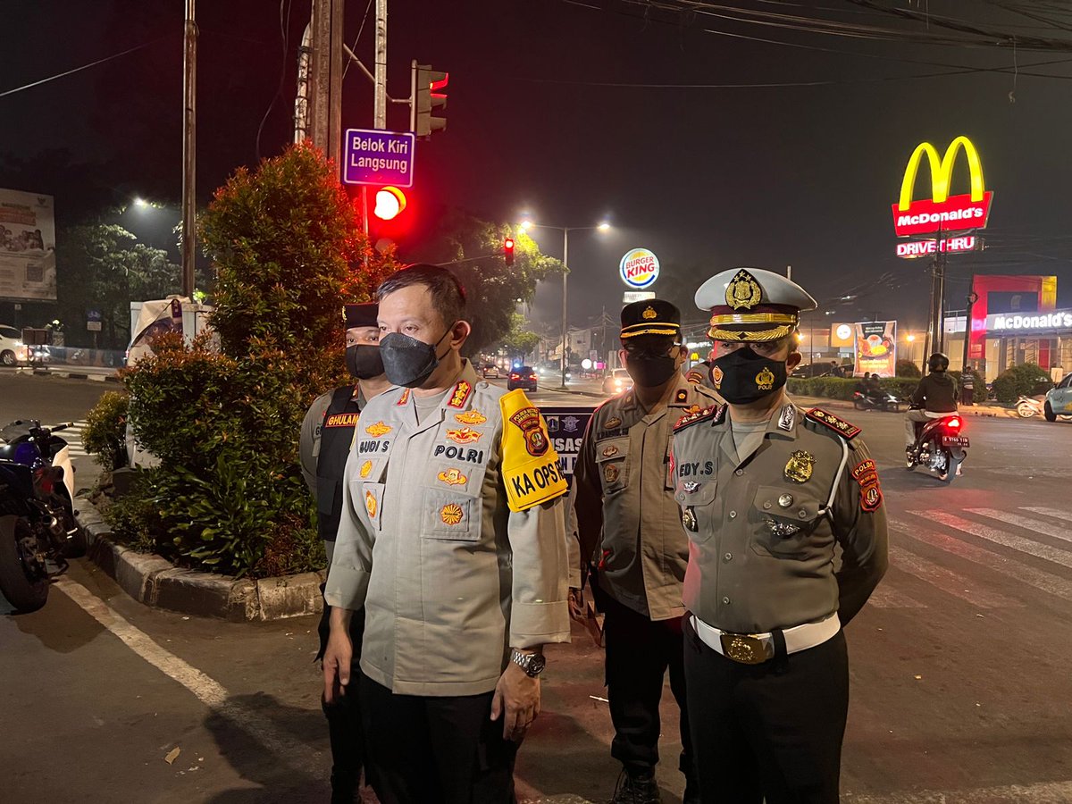 TMCPoldaMetro's tweet photo. 03.28 Kegiatan Filterisasi SOTR dan antisipasi Balap Liar di kawasan BKT Jakarta Timur , dilakukan penindakan dengan tilang kpd pengendara yg tidak Tertib Berlalulintas. https://t.co/6txuZ4Bg4k