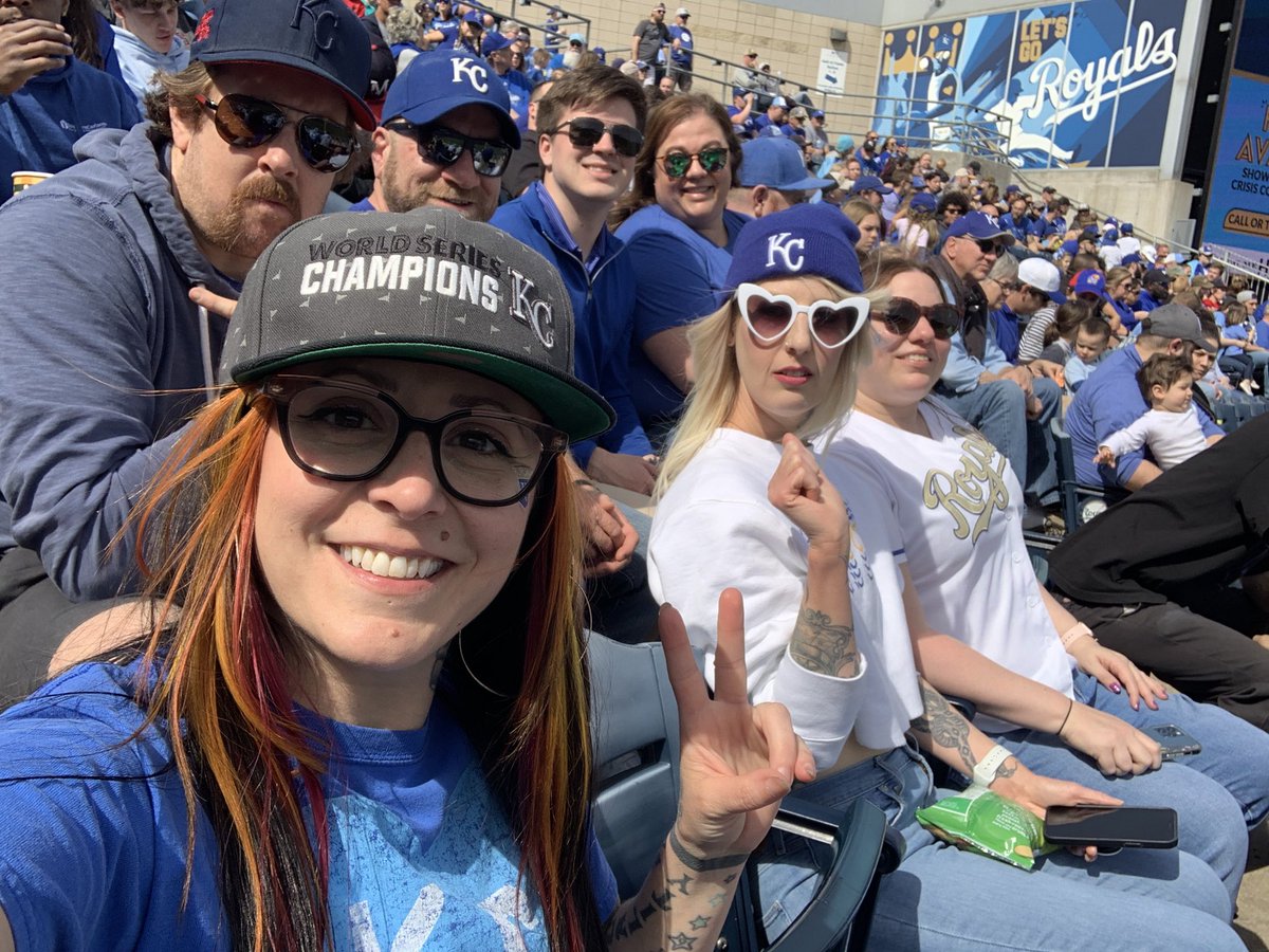 JillSixx's tweet photo. Yooo @Royals 💙🖤💙💙💙 https://t.co/AxWbHnC4iJ