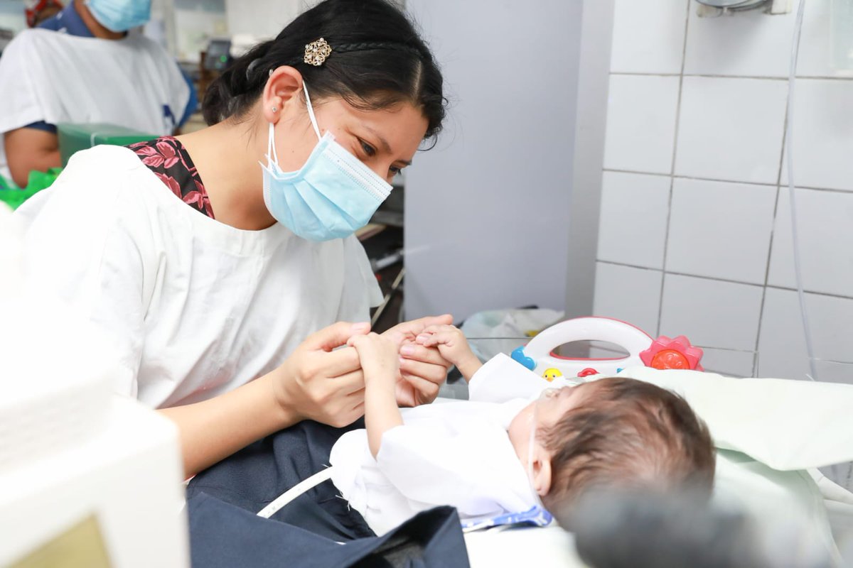 Samuelito es un verdadero milagro de vida. Se aferró a ella y al cálido amor de sus padres desde el principio.

Hoy, luego de permanecer ingresado por más de un año en el Hospital 1° de Mayo, nuestra Directora General <a href="/MonicaAyalaGue1/">Mónica Ayala Guerrero 🇸🇻</a> y el personal de salud le brindaron el alta.