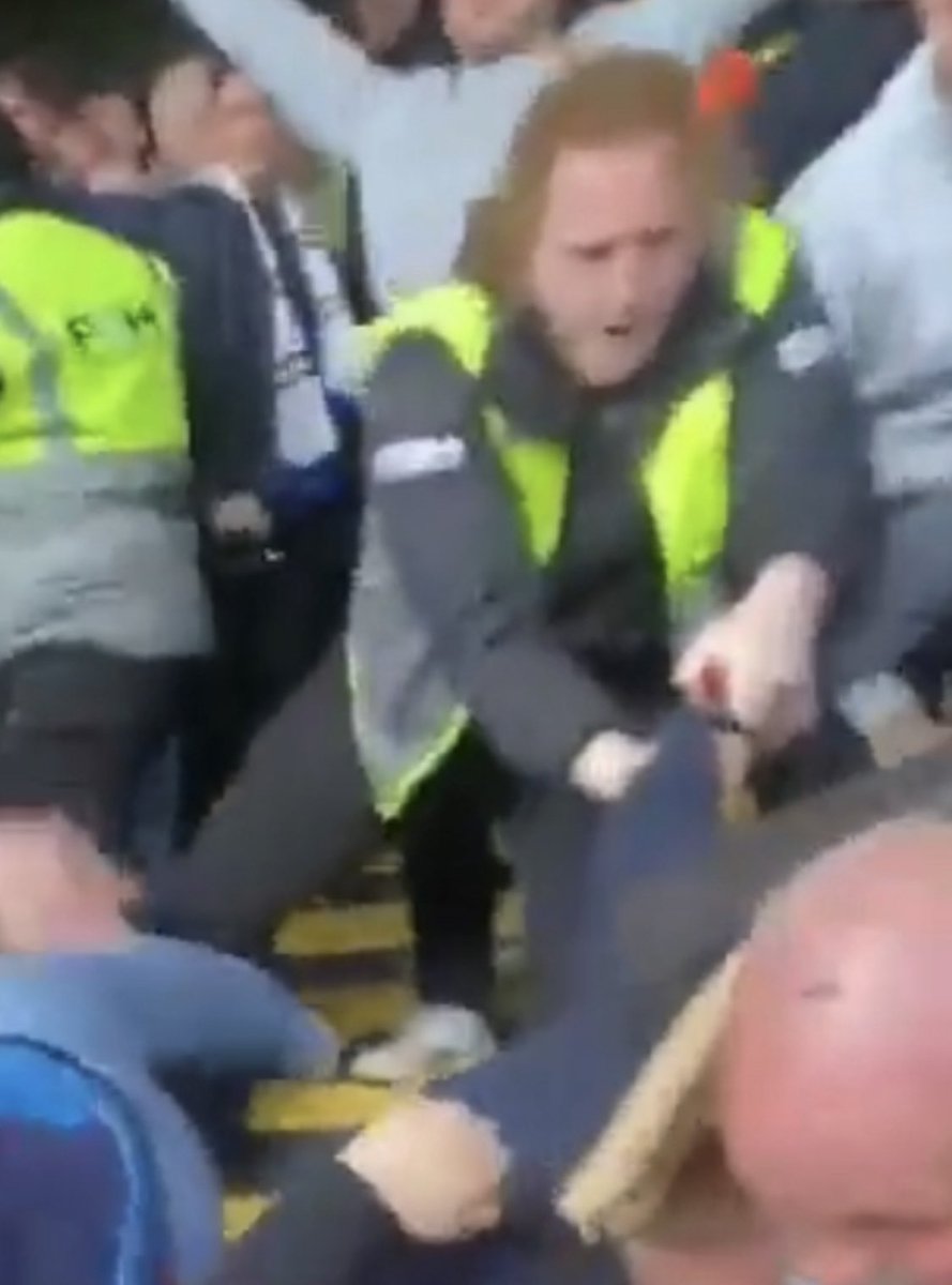 As if Mick Hucknall is wearing fluorescent and holding that Leeds fans leg. 😂😂😂 #LUFC