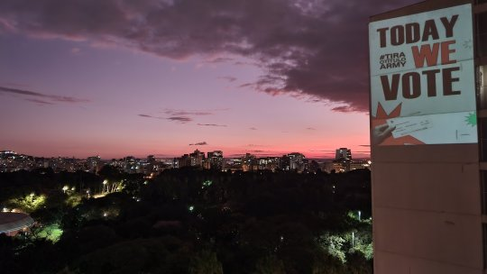 AllBrPolitics's tweet photo. BTS fans in Brazil launch campaign to encourage teenagers to vote in the country's upcoming elections, with projections featuring lyrics by the titanic kpop boyband

#TiraOTituloARMY #brazil #politics #kpop #eleições #eleições2022 #BrazilianPolitics #music #BTS #ARMY https://t.co/TdEeInXuCM