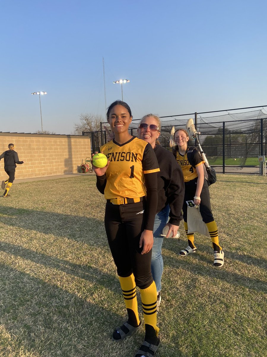 AshlinnHamilton's tweet photo. Good week at the plate. Had a 2 run HR Thursday and a 3 run HR last night against Sherman. #10 #flyhigh22 https://t.co/EdTkUQ4DYp
