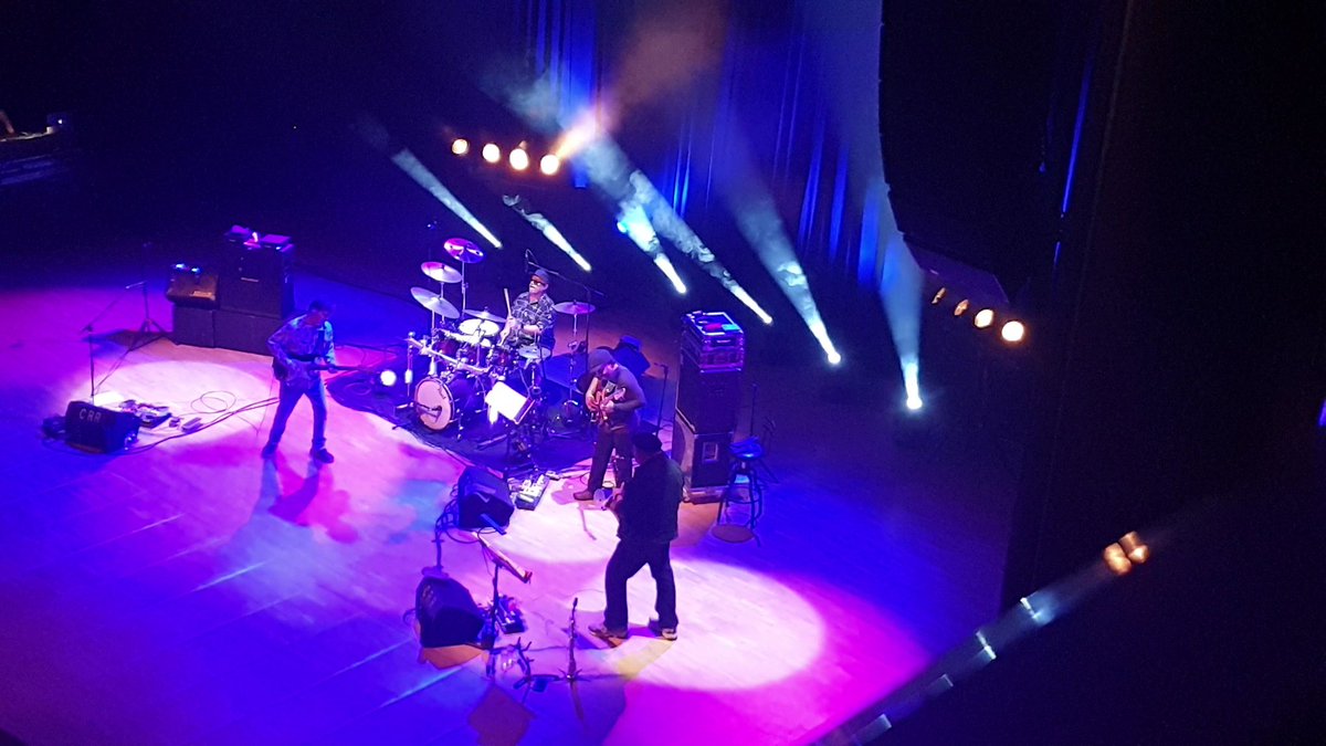 08.04.22'de CRR'de "Groove Warrios" projesiyle : <a href="/deanbrownmusic/">Dean Brown</a>  <a href="/VictorWooten/">Victor Wooten</a>  <a href="/DennisChambers_/">Dennis</a> <a href="/BobFranceschin1/">Bob Franceschini</a> ile müthiş bir konser izldik. Sonrasında Master Dennis Chambers ile kuliste biraz sohbet edip davılumun tomunu imzalattım. Chambers'ın elindeki <a href="/dogactitiz/">Doğaç Titiz</a> 'in tomu.
