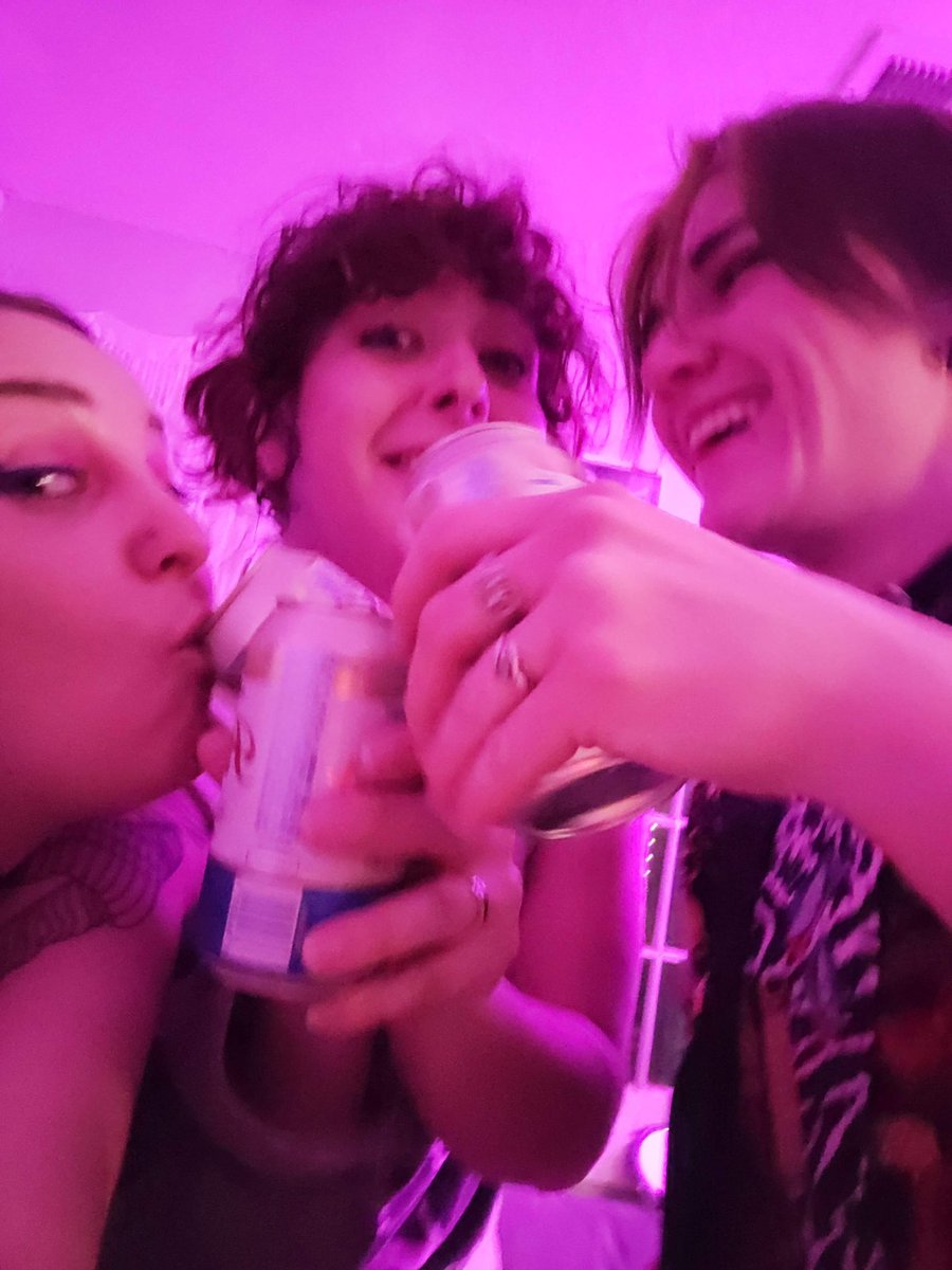 reennaae's tweet photo. name a more chaotic trio. I’ll wait 🤠 https://t.co/s1txNpTWTI