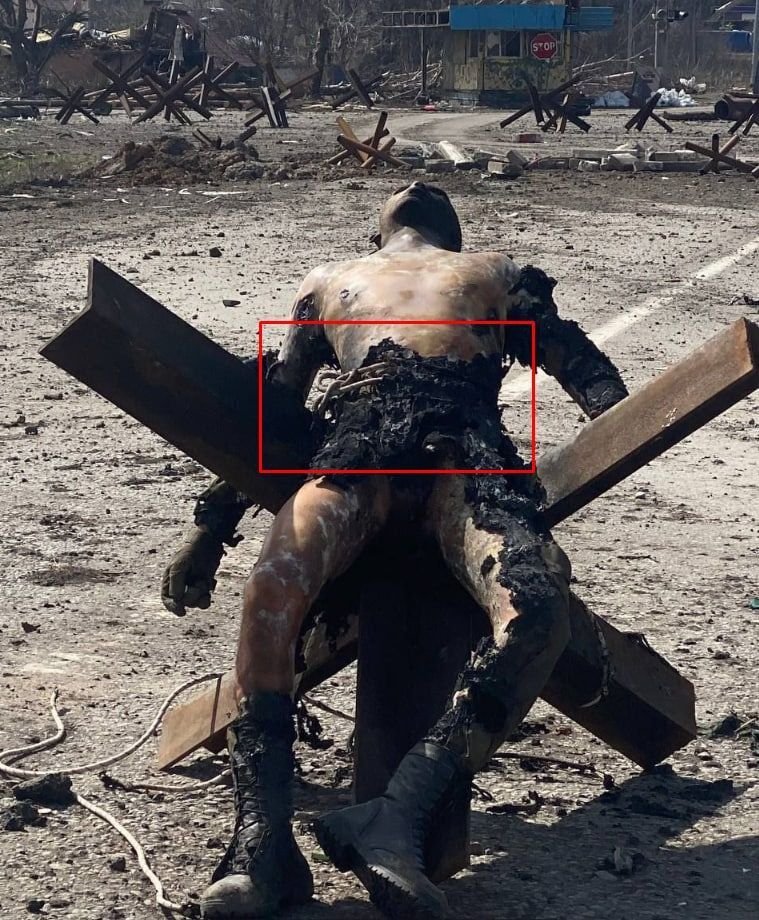 cronacacampania's tweet photo. il mondo deve vedere la vera natura del nazismo ucraino.I social ucraini stanno facendo circolare questa foto e ridono per il cadavere di un russo.Noterai che il russo è stato incatenato a un ostacolo anticarro d'acciaio"riccio",torturato è stato dato alle fiamme mentre era vivo https://t.co/udORkihudu
