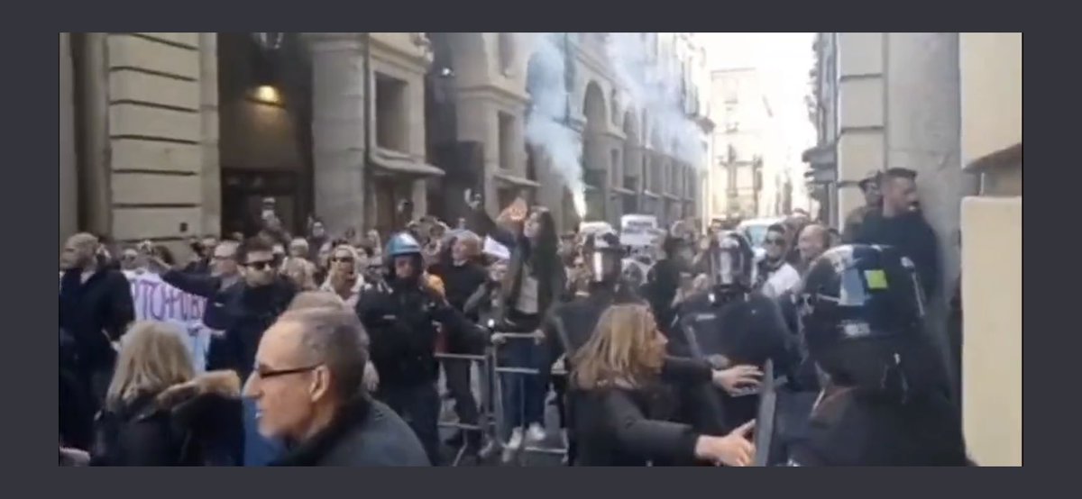 Crisfuture's tweet photo. @repubblica Queste le foto di ieri fonte Repubblica ed ANSA 😂😂😂😂😂🤮🤮🤮🤮🤮🤮 https://t.co/vXcOkixZlM